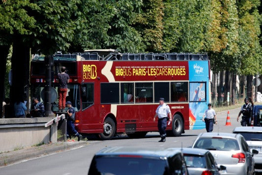 Τροχαίο με τουριστικό λεωφορείο στην «καρδιά» του Παρισιού – Τουλάχιστον 4 τραυματίες